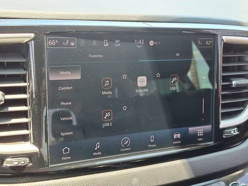 Used 2024 Chrysler Pacifica Touring-L FWD image 17