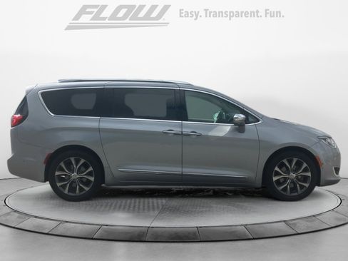 Used 2017 Chrysler Pacifica Limited image 9
