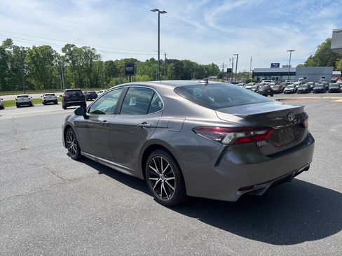 Used 2021 Toyota Camry SE w/ Convenience Package image 5