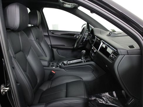 Certified 2025 Porsche Macan Turbo image 31