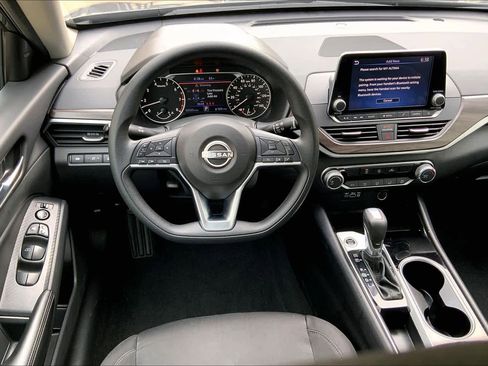 Used 2024 Nissan Altima 2.5 SV image 6