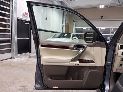 Used 2019 Lexus GX 460 Premium w/ Premium Package image 9