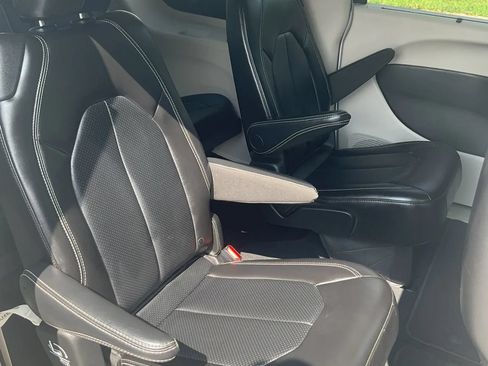 Used 2024 Chrysler Pacifica Touring-L FWD image 30