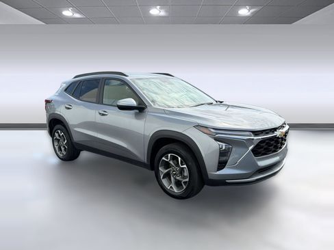 Used 2025 Chevrolet Trax LT FWD image 6