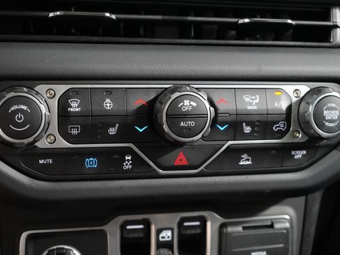 Used 2025 Jeep Wrangler Unlimited Sahara AWD/4WD image 17