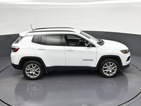 Used 2024 Jeep Compass Latitude AWD/4WD image 23