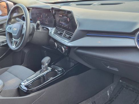 Used 2025 Chevrolet Trax LT w/ LT Convenience Package FWD image 31