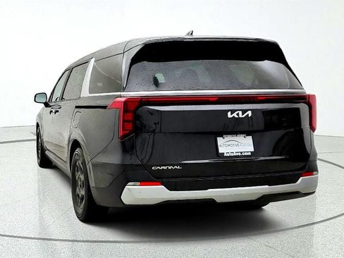 Used 2025 Kia Carnival FWD image 6