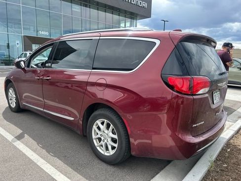 Used 2020 Chrysler Pacifica Touring-L FWD image 4