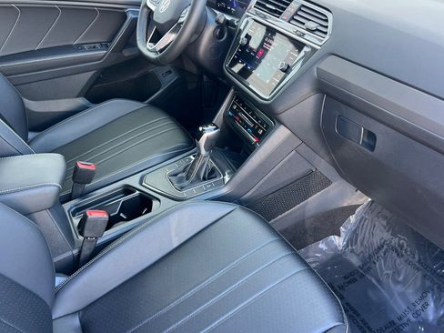 Used 2024 Volkswagen Tiguan SE FWD image 19