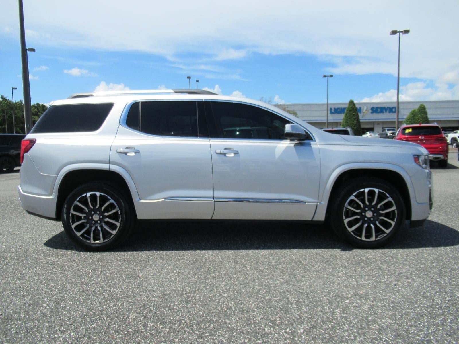 Used 2020 GMC Acadia Denali w/ Technology Package FWD image 2