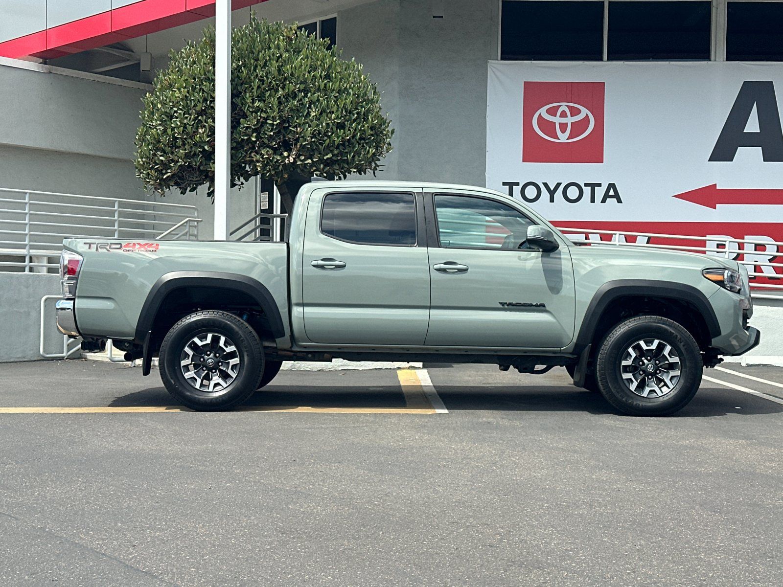 Used 2023 Toyota Tacoma TRD Off-Road AWD/4WD image 6
