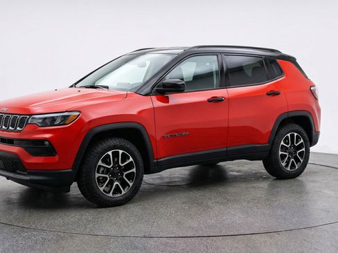 Used 2025 Jeep Compass Trailhawk image 3