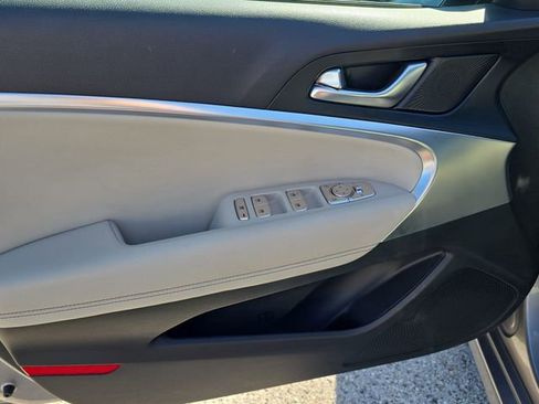 Used 2025 Genesis G70 2.5T image 17