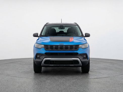 Used 2025 Jeep Compass Trailhawk AWD/4WD image 2