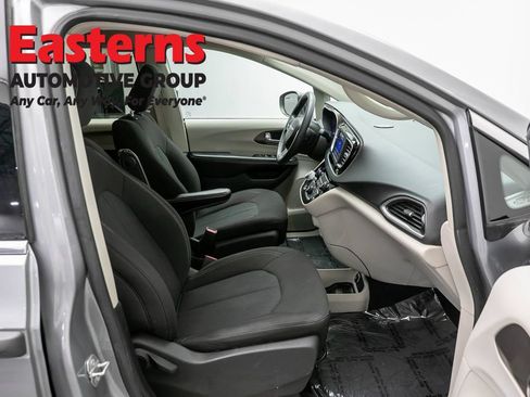 Used 2021 Chrysler Voyager L FWD image 23