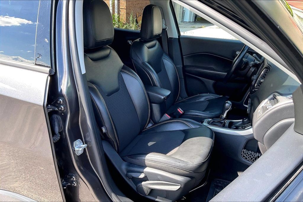 Used 2018 Jeep Compass Latitude w/ Cold Weather Group AWD/4WD image 7