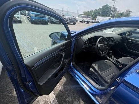Used 2024 Volkswagen Jetta SE w/ Panoramic Sunroof Package FWD image 4