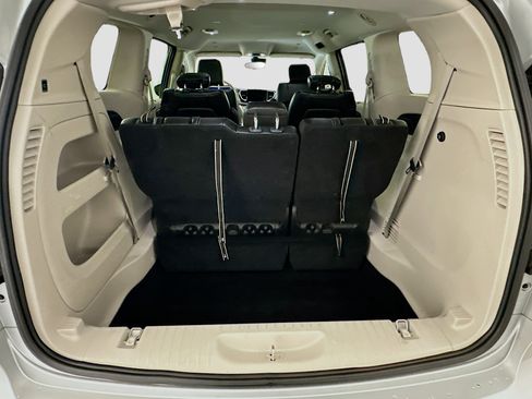 Used 2024 Chrysler Pacifica Touring-L image 30
