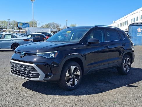 New 2026 Volkswagen Taos SE AWD/4WD image 2