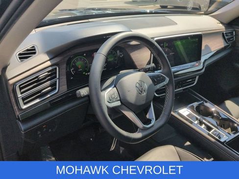 Used 2025 Volkswagen Atlas SEL image 11