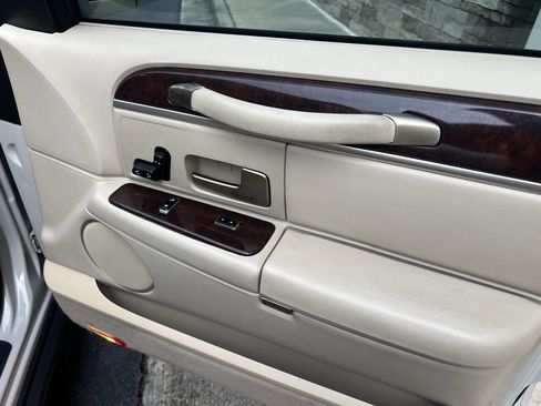 Used 2006 Lincoln Town Car Signature image 19