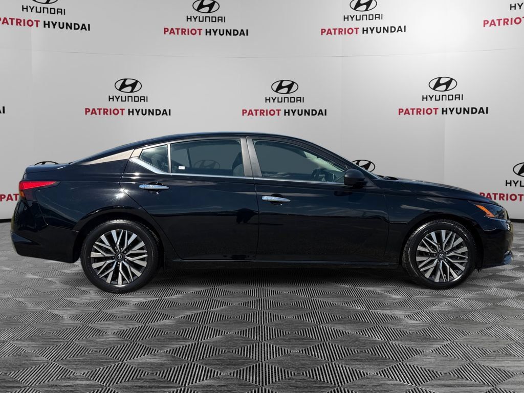 Used 2024 Nissan Altima 2.5 SV FWD image 2