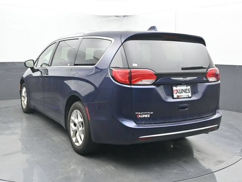 Used 2017 Chrysler Pacifica Touring Plus w/ Tire & Wheel Group FWD image 10