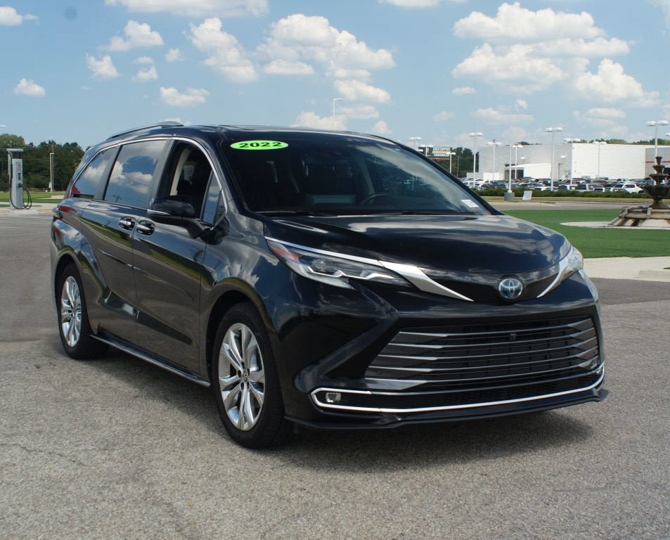 Used 2022 Toyota Sienna Platinum FWD image 2