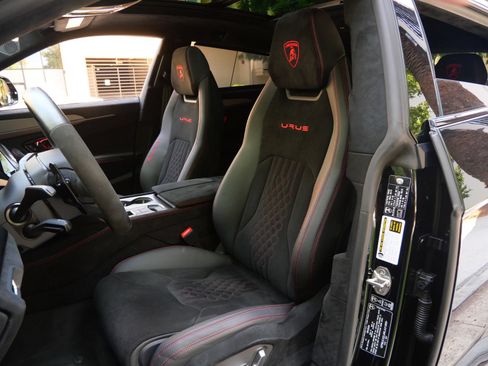 Used 2024 Lamborghini Urus Performante AWD/4WD image 14