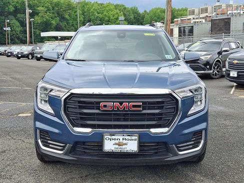 Used 2024 GMC Terrain SLE w/ Driver Convenience Package FWD image 2