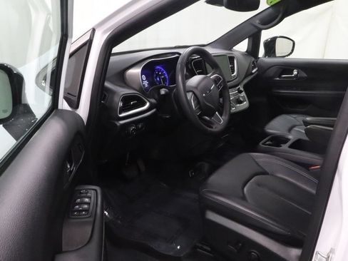 Certified 2025 Chrysler Pacifica Select FWD image 8