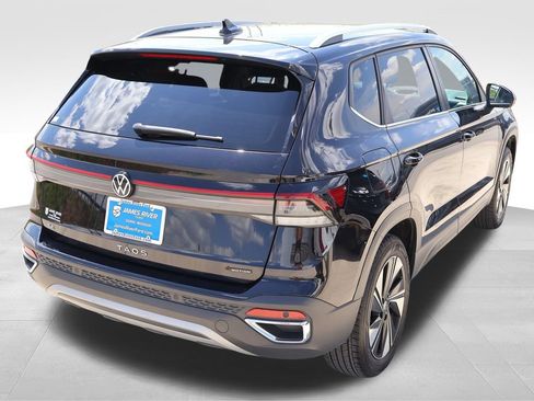 Used 2025 Volkswagen Taos SE AWD/4WD image 5