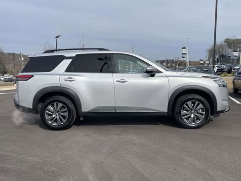 Used 2025 Nissan Pathfinder SV image 2