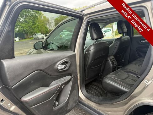 Used 2020 Jeep Cherokee Trailhawk AWD/4WD image 32