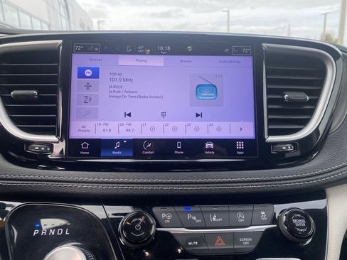 Used 2023 Chrysler Pacifica Touring-L image 19