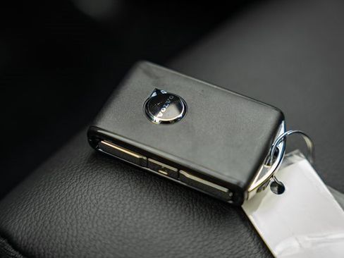 Certified 2025 Volvo XC40 B5 Ultra w/ Climate Package image 44