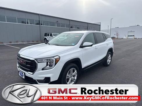 Used 2024 GMC Terrain SLE image 1