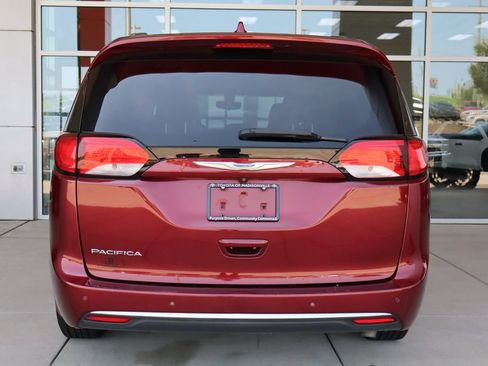 Used 2018 Chrysler Pacifica Touring-L w/ Premium Audio Group FWD image 7