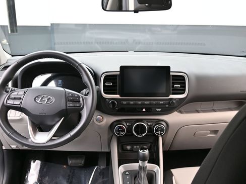 Certified 2025 Hyundai Venue SEL image 10
