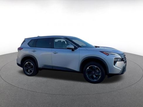 Used 2025 Nissan Rogue SV image 2