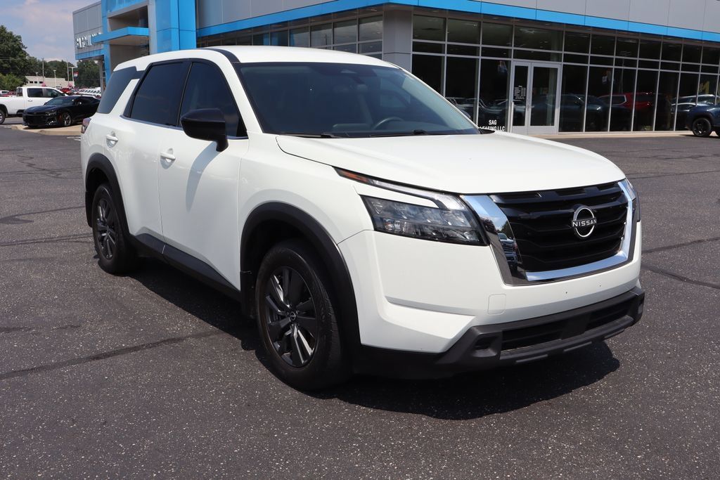 Used 2023 Nissan Pathfinder S AWD/4WD image 2