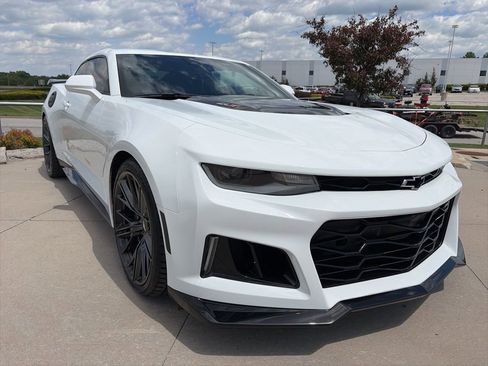 Used 2019 Chevrolet Camaro ZL1 RWD image 2