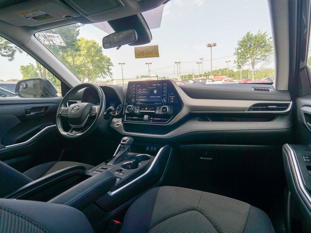 Used 2022 Toyota Highlander LE AWD/4WD image 28