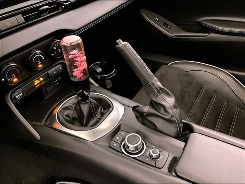 Used 2022 MAZDA MX-5 Miata Club RWD image 16