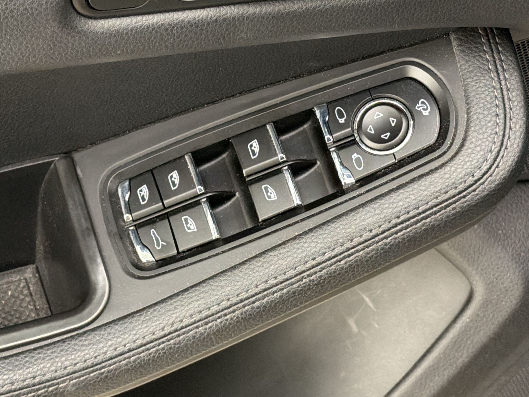 Used 2024 Porsche Macan AWD/4WD image 26