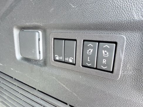 Used 2023 GMC Yukon Denali Ultimate AWD/4WD image 9