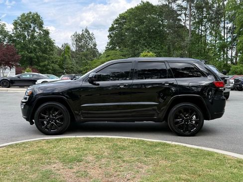 Used 2017 Jeep Grand Cherokee Altitude image 4