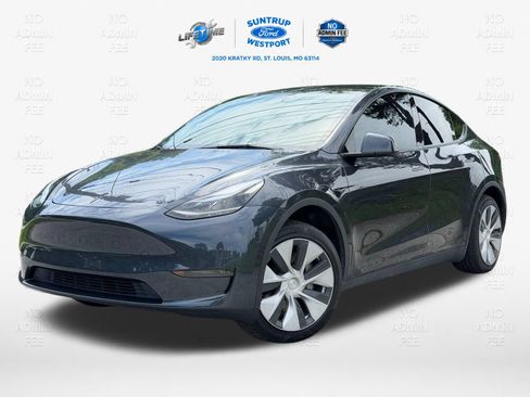 Used 2024 Tesla Model Y Long Range RWD image 3