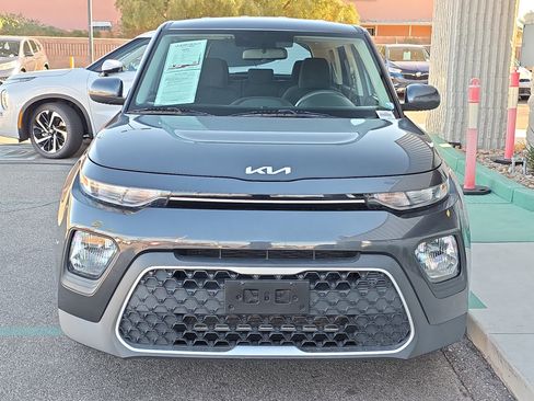 Used 2022 Kia Soul LX image 2